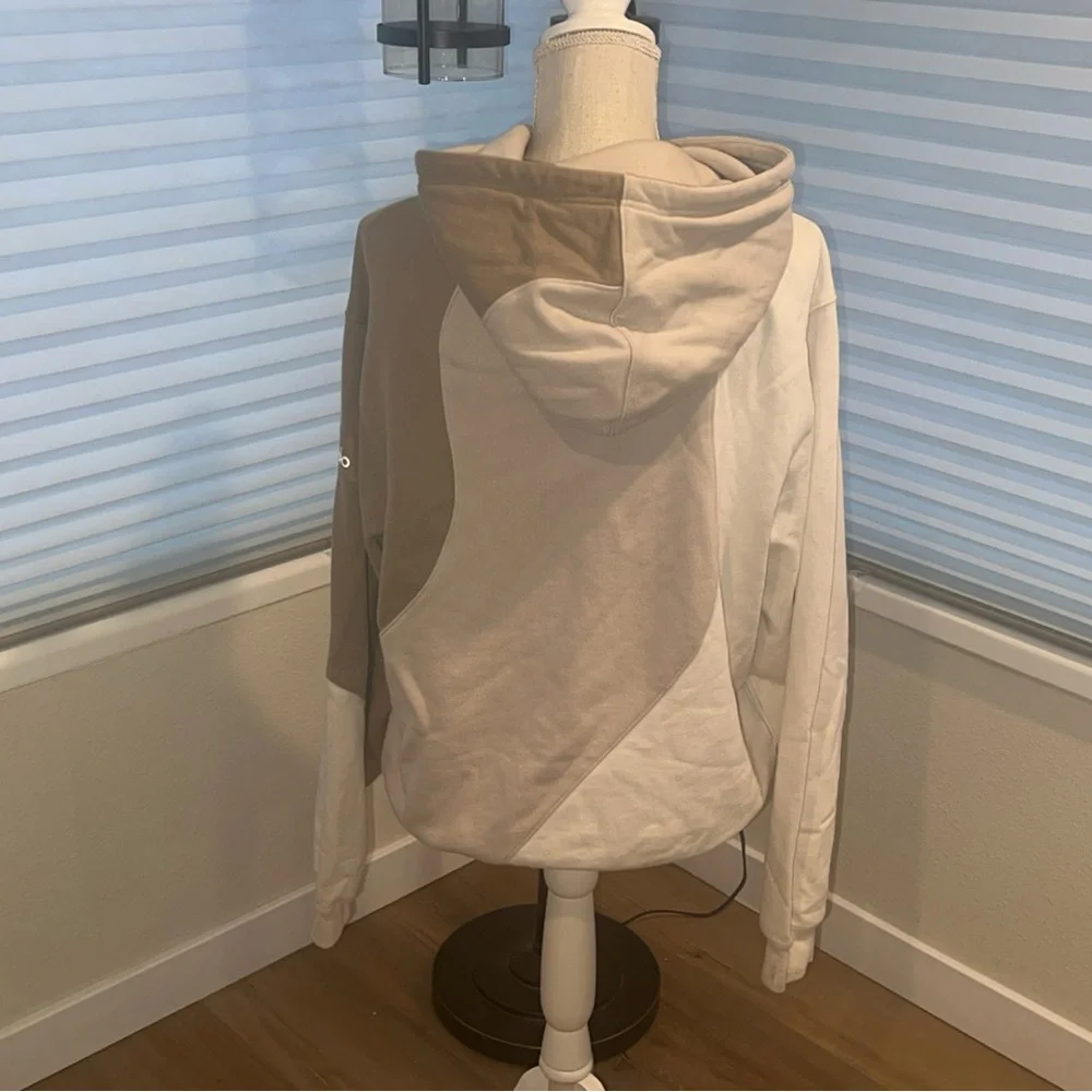 Alo Yoga Make Waves Colorblock Fleece Sweatshirt Hoodie in Ivory/Bone/Grave